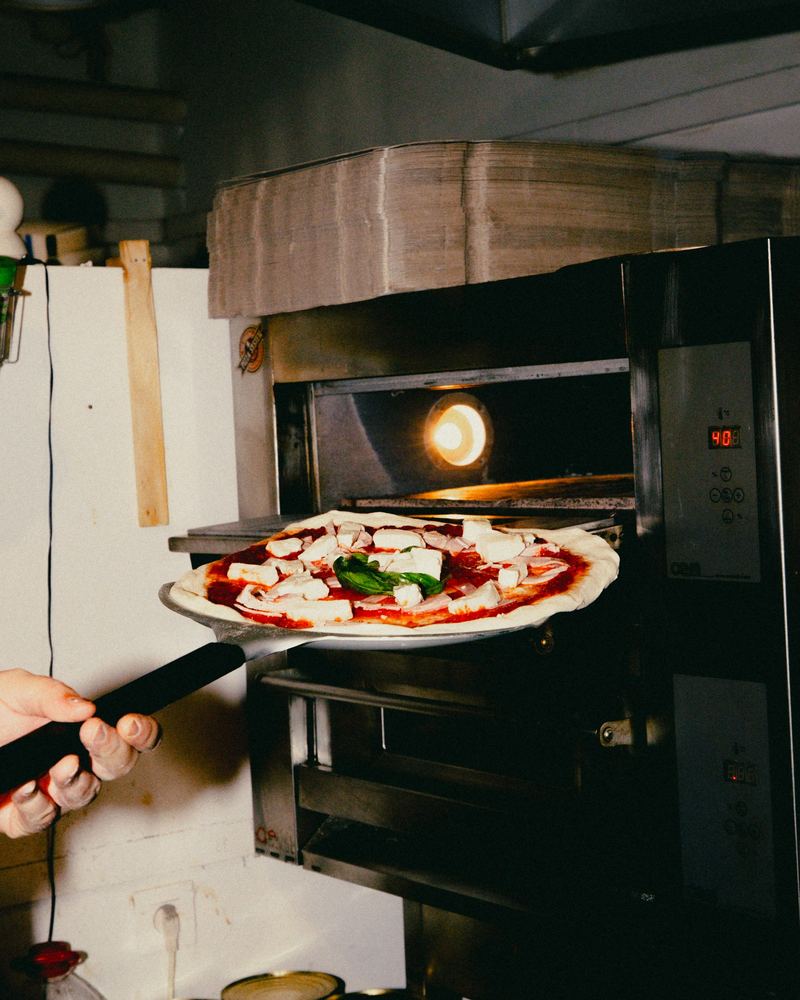 Una pizza entra en el horno