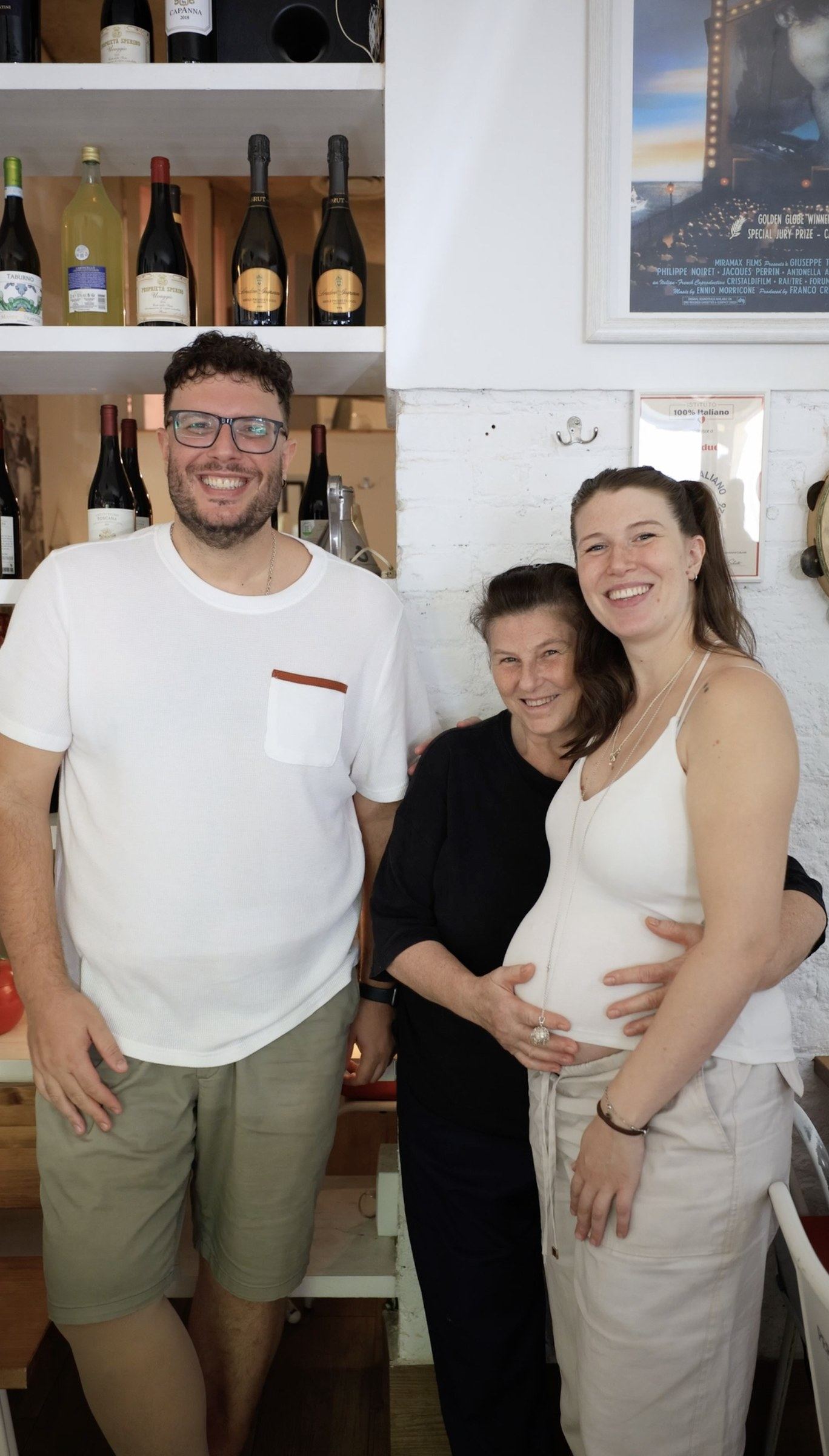 Ciro, la mamma Carmela y Maria, sonrientes en la sala de Noi Due