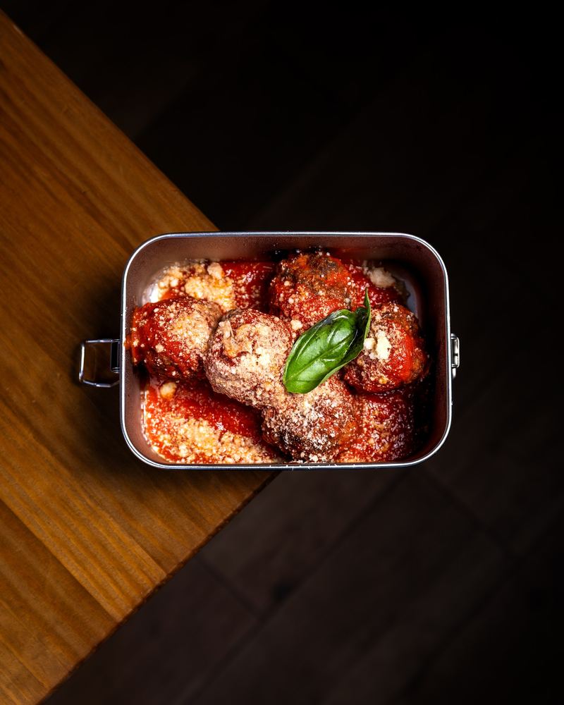 Purpette d'onna Carmela en su cazuela, con salsa de tomate y albahaca