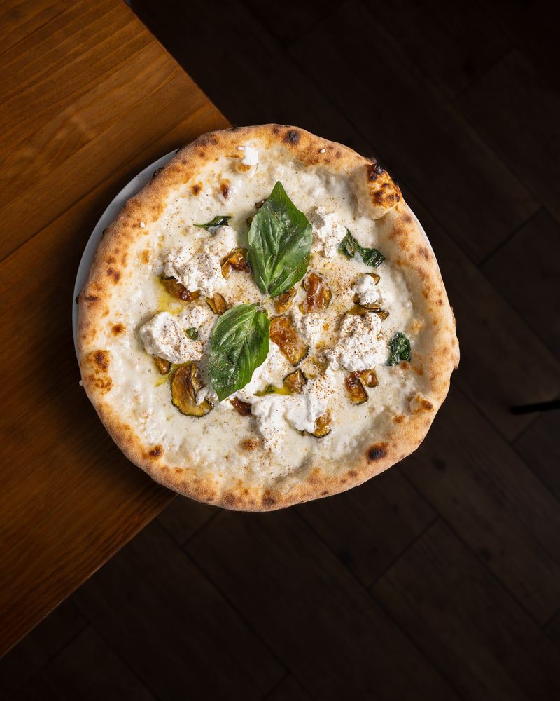 Pizza Burrata della Zia Adele, con burrata, calabacín y albahaca